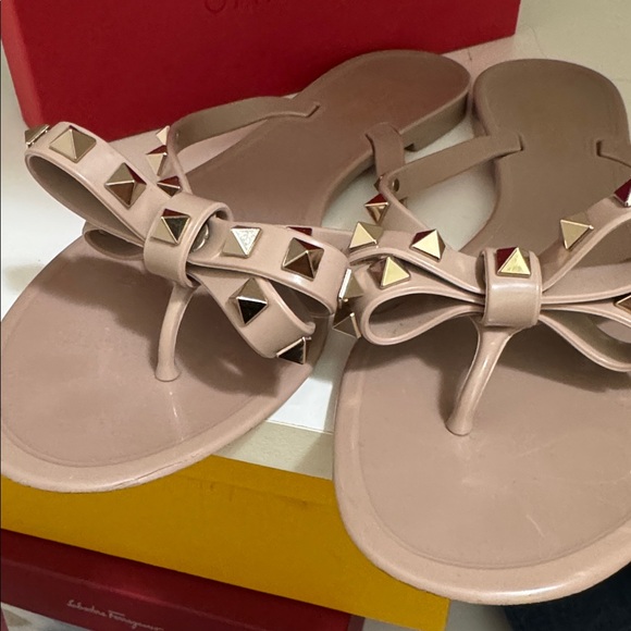 Valentino Nude Bow Jelly Thong Sandals with Gold Rockstuds - Picture 4 of 5